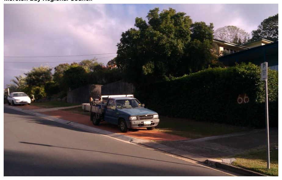 Figure 2(b) – Example of required regulatory signage to allow verge parking. Arana Hills,