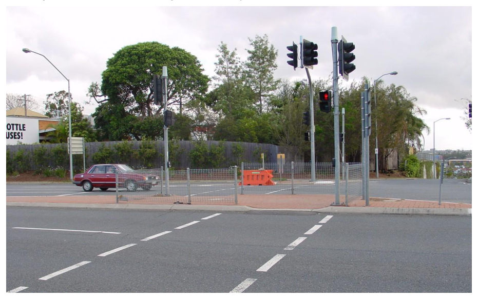 Figure 1.1-B – When used at staged crossings on pedestrian refuges, fences should be aligned so that pedestrians face oncoming traffic as they are about to leave the median